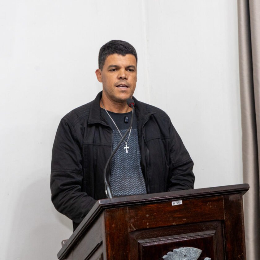 Placa com risco de queda preocupa pedestres e motoristas em Saramenha; Carlinhos Mendes cobra reparo