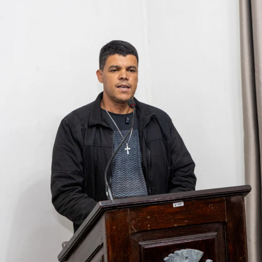 Placa com risco de queda preocupa pedestres e motoristas em Saramenha; Carlinhos Mendes cobra reparo
