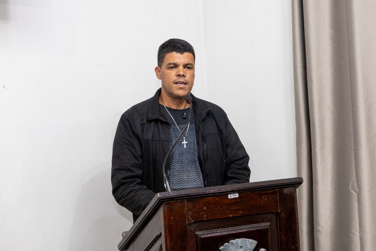 Placa com risco de queda preocupa pedestres e motoristas em Saramenha; Carlinhos Mendes cobra reparo