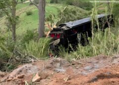 Ônibus que saiu de Lavras com destino a Aparecida cai em ribanceira