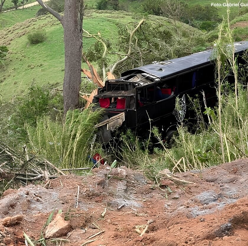 Ônibus que saiu de Lavras com destino a Aparecida cai em ribanceira