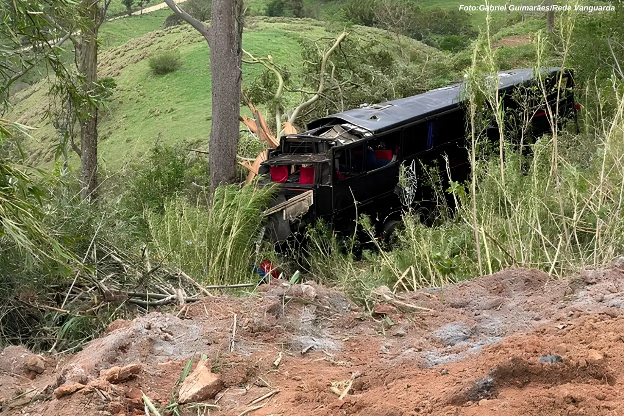 Ônibus que saiu de Lavras com destino a Aparecida cai em ribanceira
