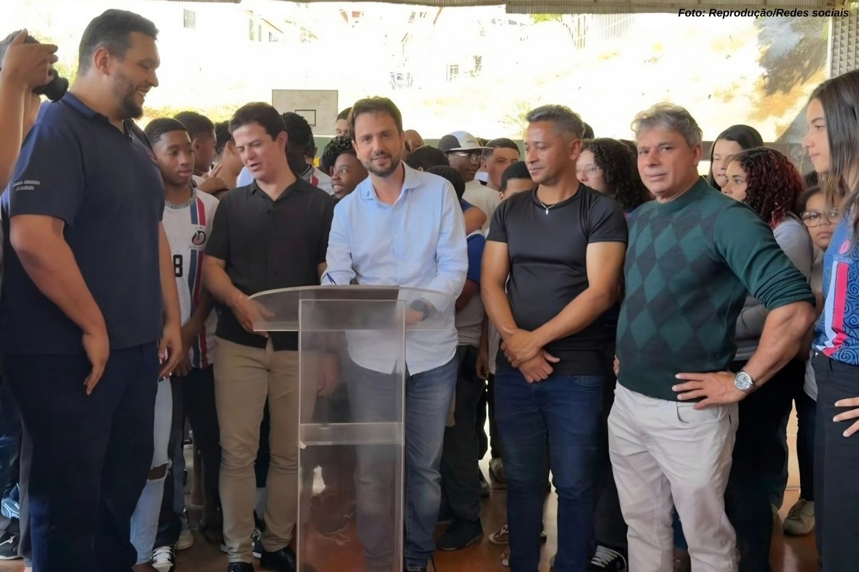 Prefeito de Mariana assina ordem de serviço para obras na Escola Municipal Dom Oscar