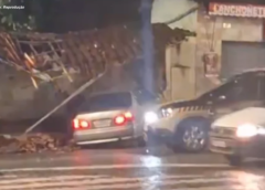Carro destrói ponto de ônibus no centro de Mariana