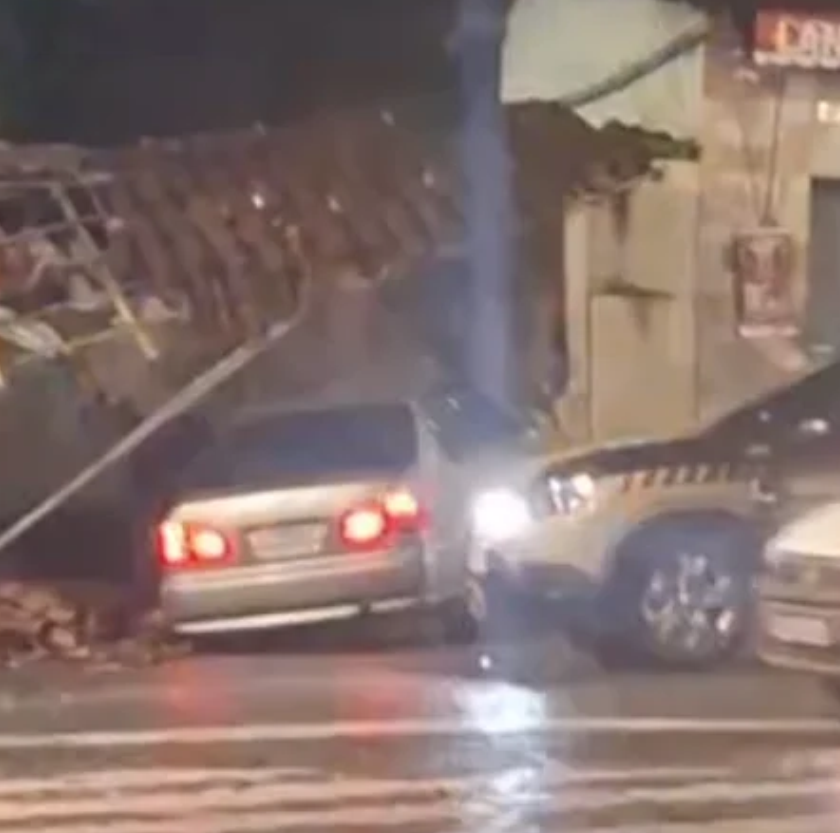 Carro destrói ponto de ônibus no centro de Mariana