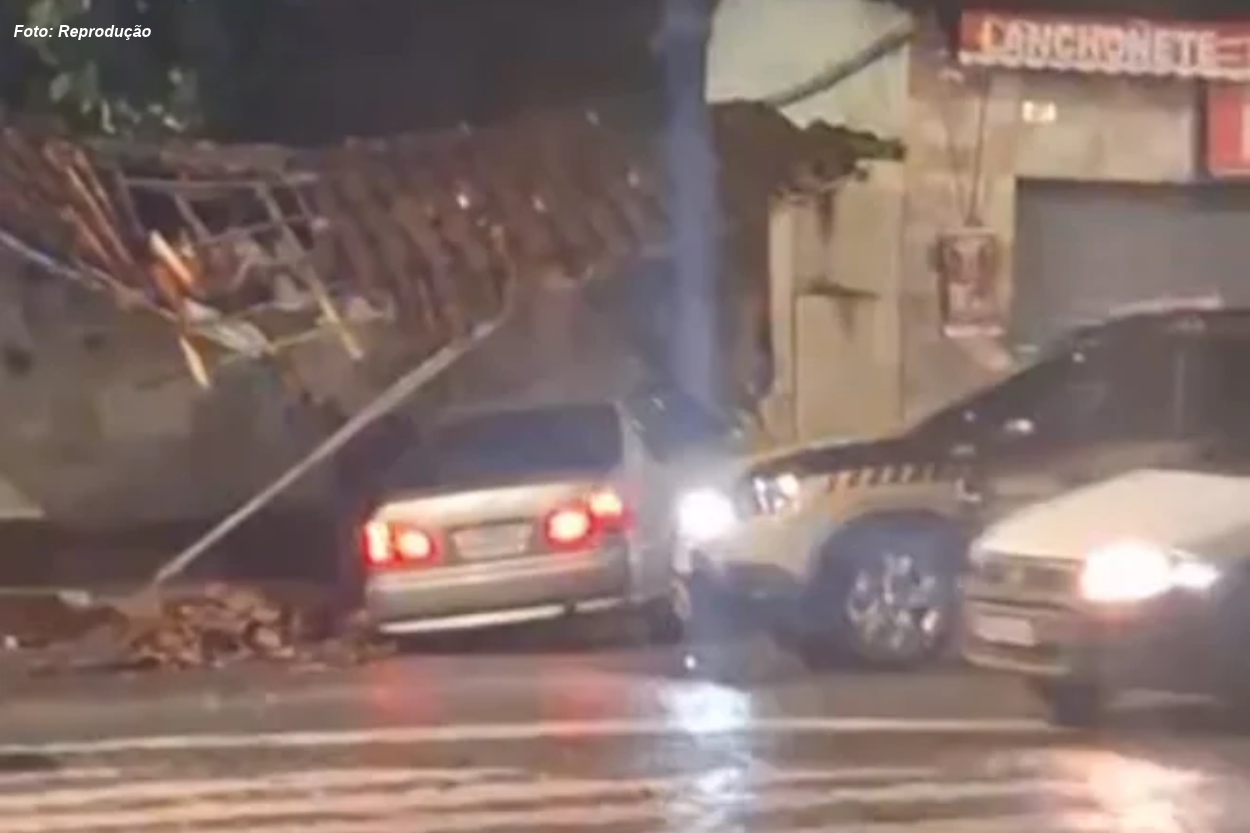 Carro destrói ponto de ônibus no centro de Mariana
