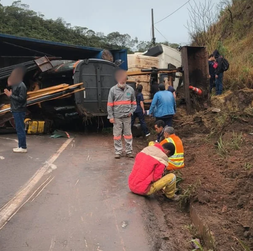 Carreta tomba e interdita BR-356 entre Mariana e Ouro Preto