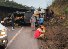 Carreta tomba e interdita BR-356 entre Mariana e Ouro Preto