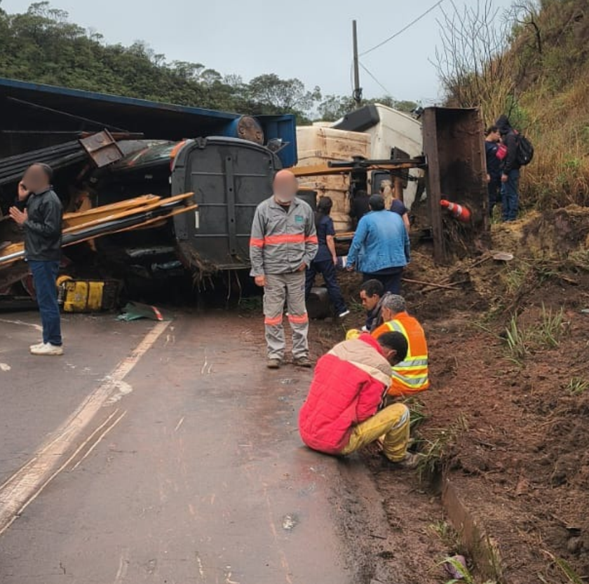 Carreta tomba e interdita BR-356 entre Mariana e Ouro Preto