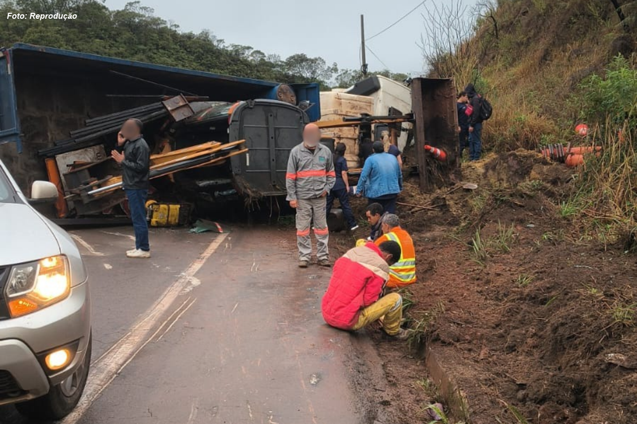 Carreta tomba e interdita BR-356 entre Mariana e Ouro Preto