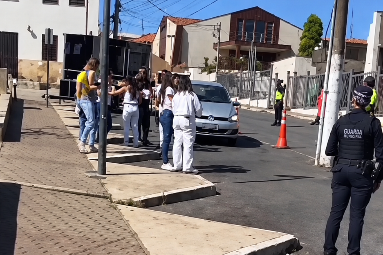 Praça da Bauxita recebe blitz educativa sobre saúde mental