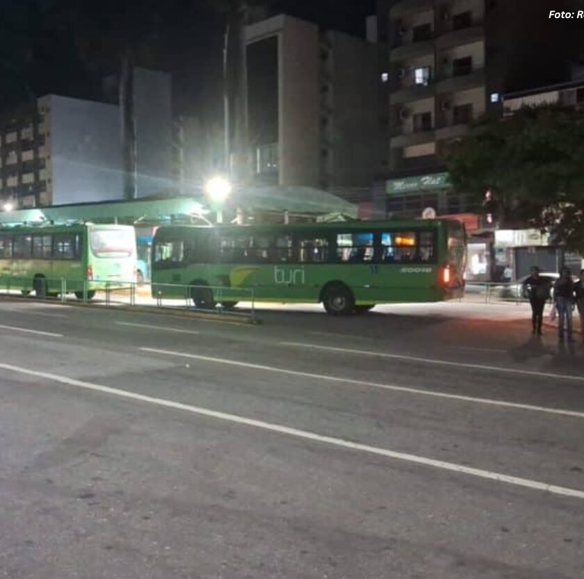 Atraso salarial leva motoristas de ônibus a paralisar transporte coletivo em Conselheiro Lafaiete