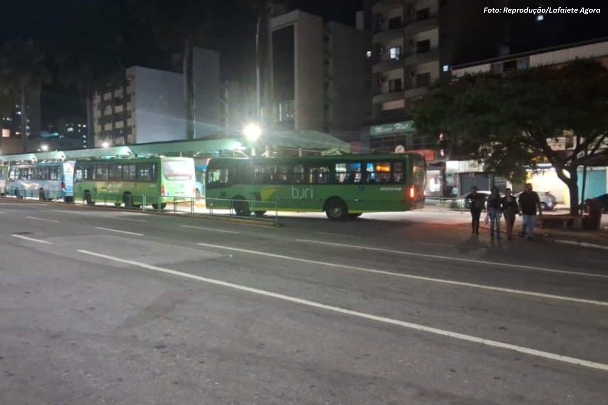 Atraso salarial leva motoristas de ônibus a paralisar transporte coletivo em Conselheiro Lafaiete