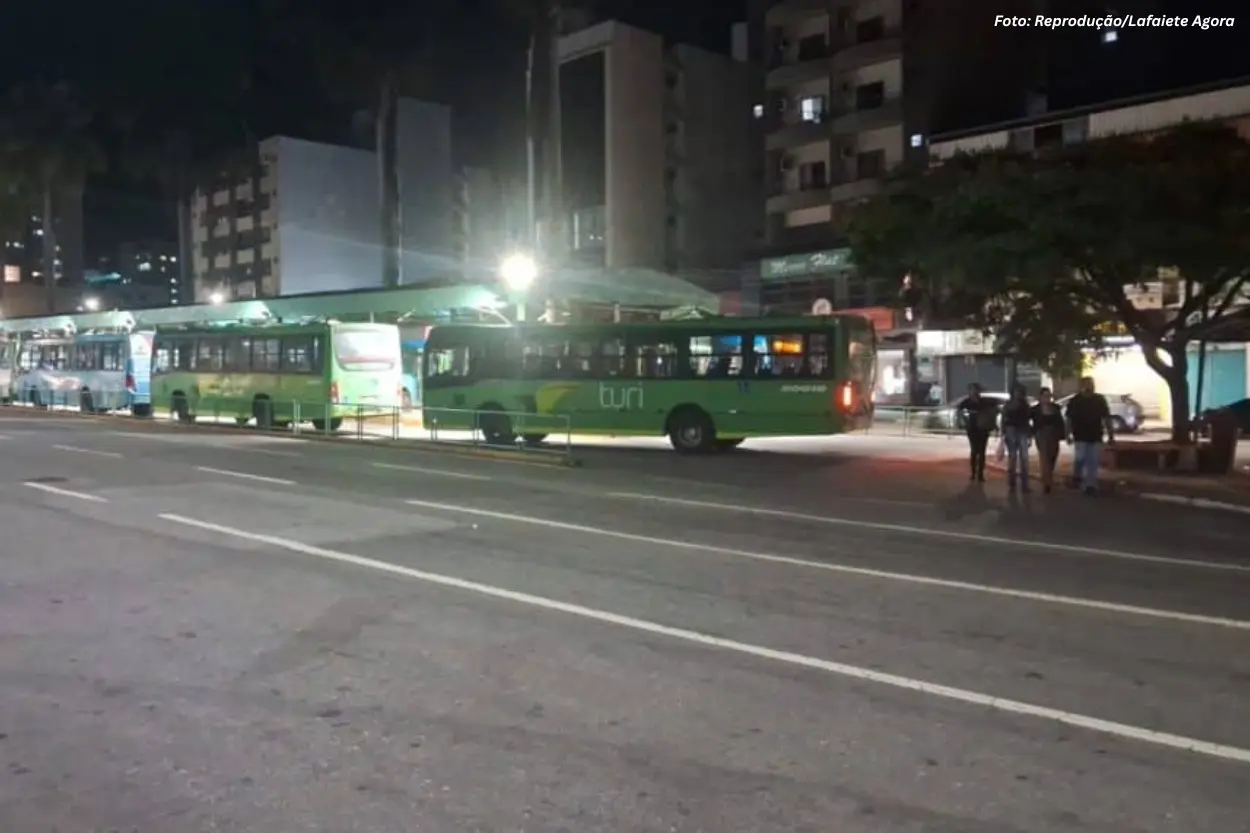Atraso salarial leva motoristas de ônibus a paralisar transporte coletivo em Conselheiro Lafaiete