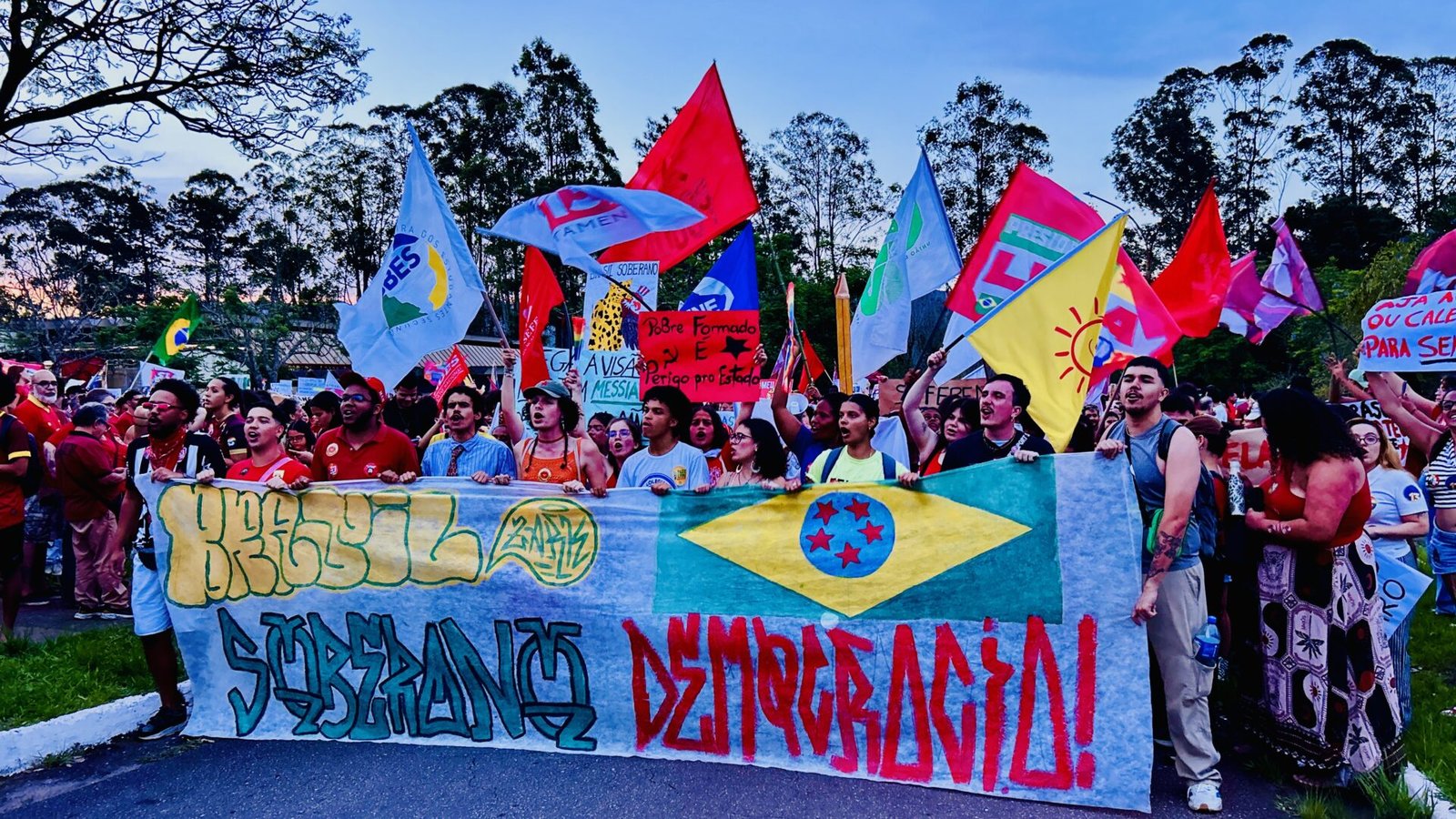 Mais de 6 mil estudantes vão às ruas de Ouro Preto em ato pró-Lula
