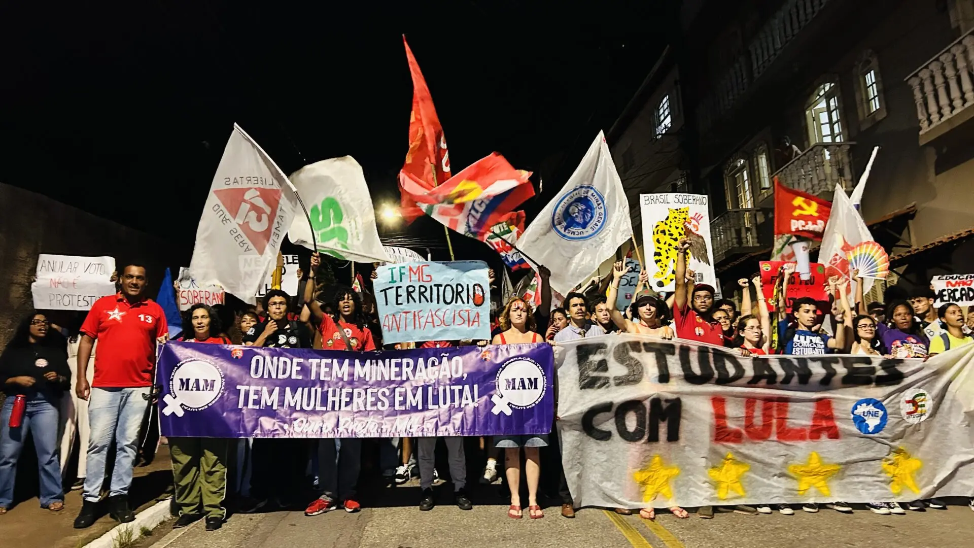 Mais de 6 mil estudantes vão às ruas de Ouro Preto em ato pró-Lula