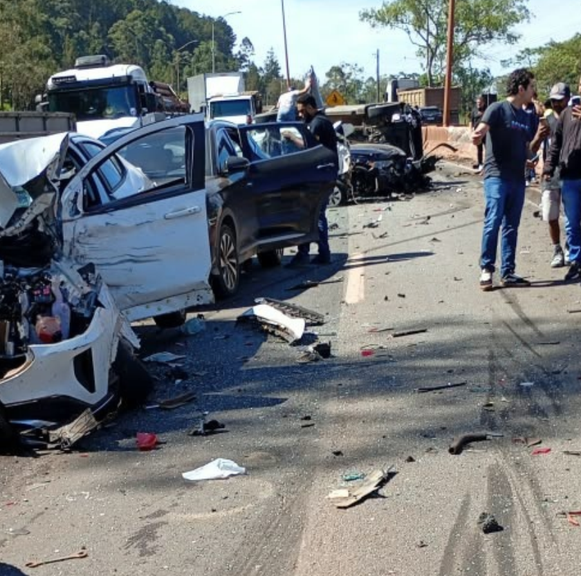 Engavetamento com 25 veículos fecha a BR-040 após carreta perder freios em Nova Lima