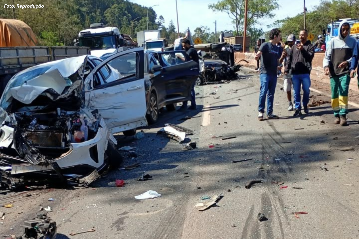 Engavetamento com 25 veículos fecha a BR-040 após carreta perder freios em Nova Lima