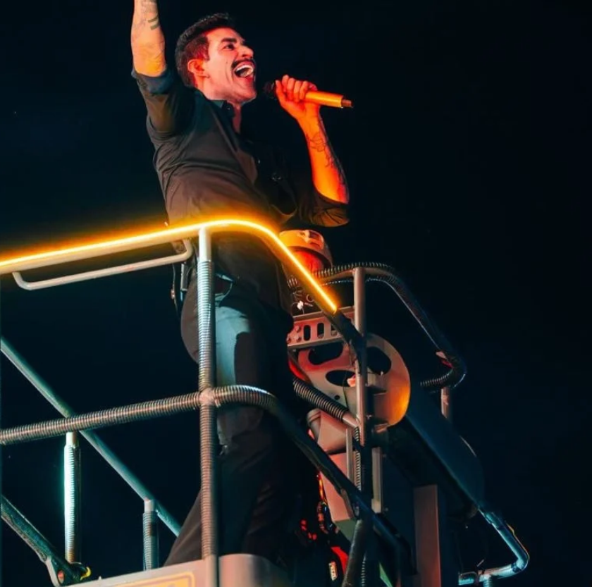 Gusttavo Lima leva ao 40º Festival da Batata o guindaste que virou marca registrada de seus shows
