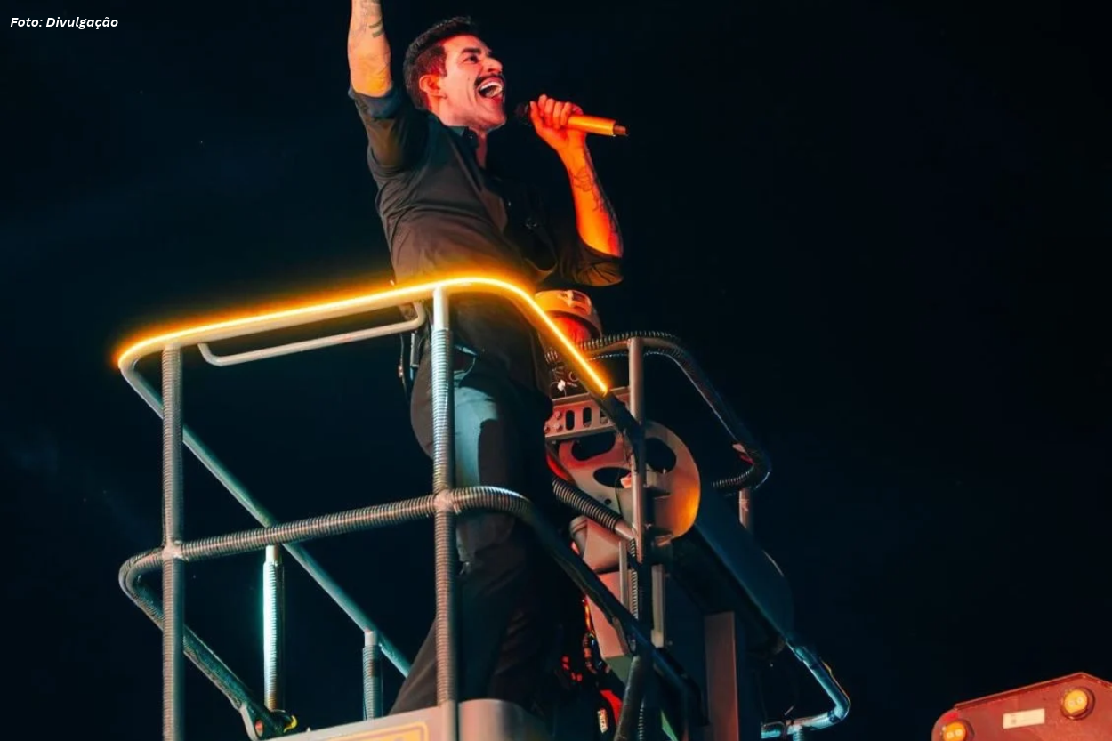 Gusttavo Lima leva ao 40º Festival da Batata o guindaste que virou marca registrada de seus shows