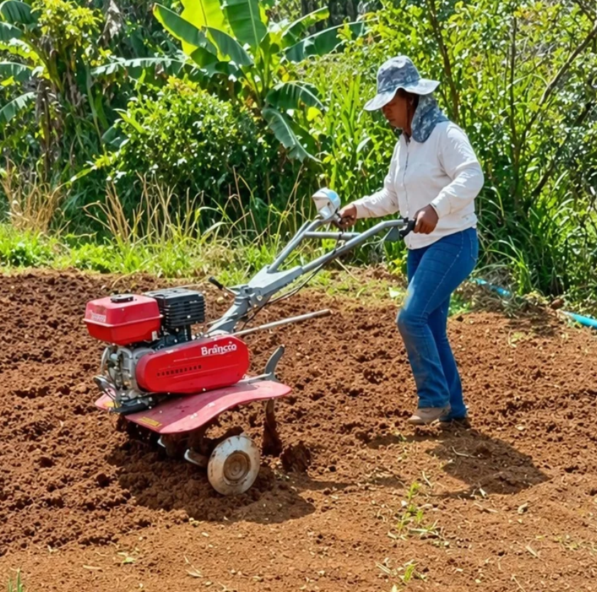 Tratoritos adquiridos por emenda de Matheus Pacheco fortalecem a agricultura familiar em Santa Rita de Ouro Preto