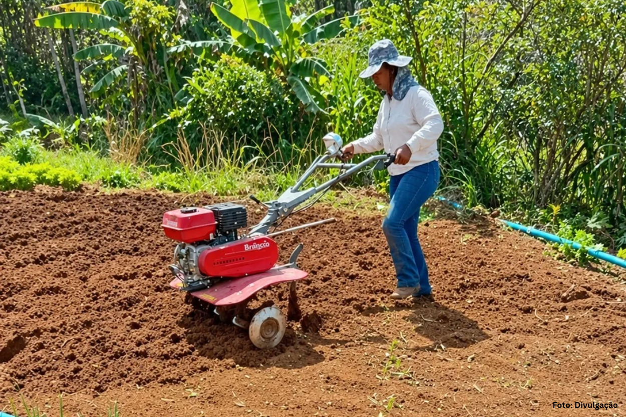 Tratoritos adquiridos por emenda de Matheus Pacheco fortalecem a agricultura familiar em Santa Rita de Ouro Preto